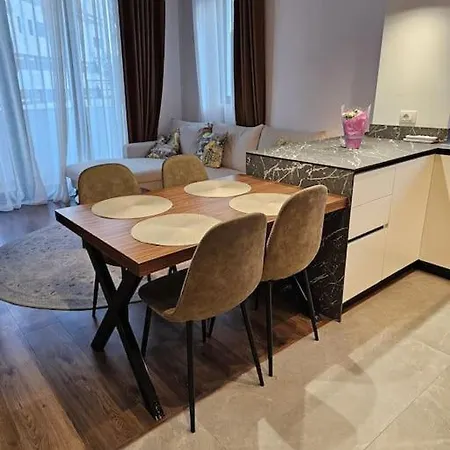 Deluxe Flat With Garden_tirana * Tirana